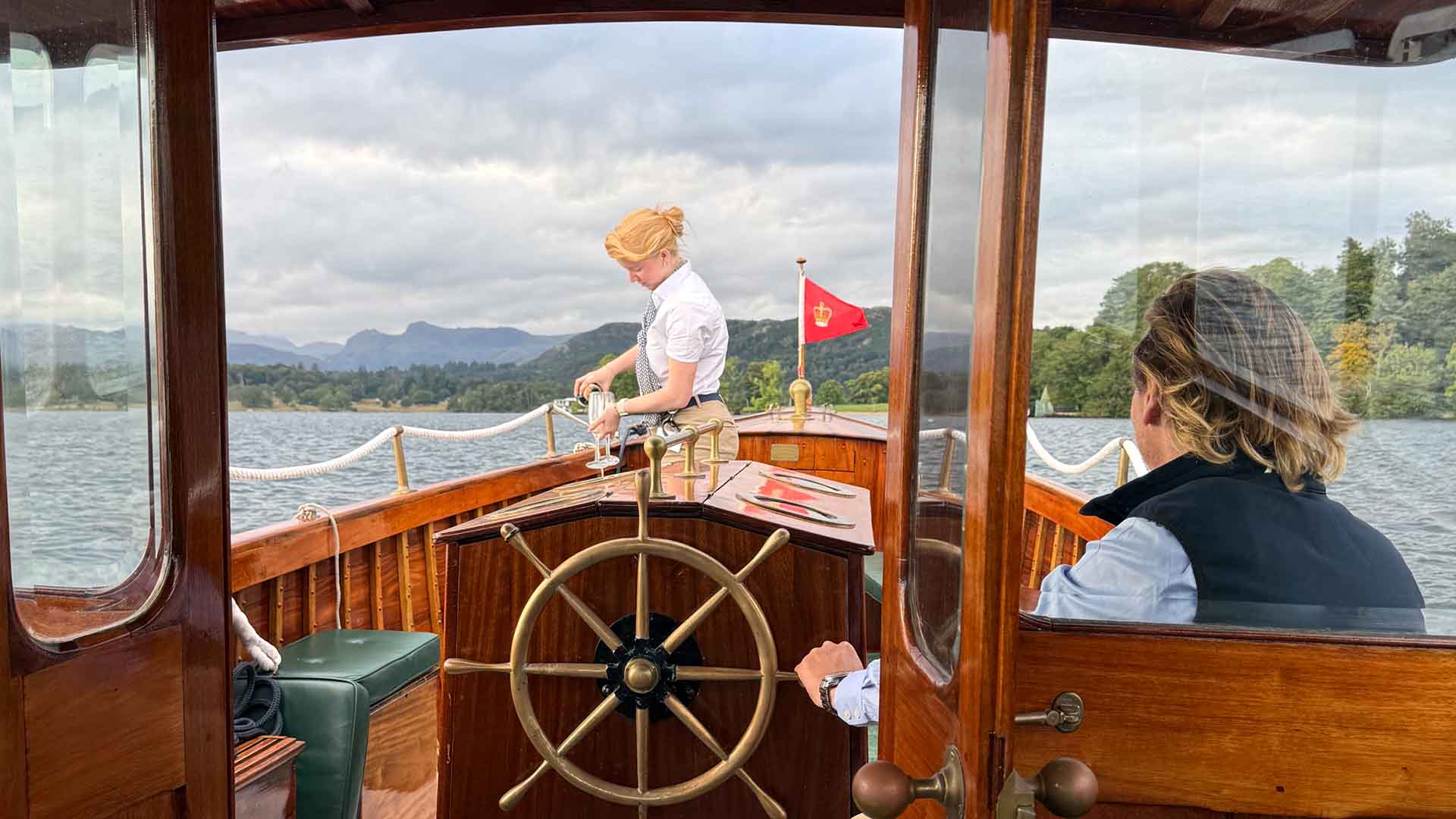 Waitress pouring drinks on the Winander