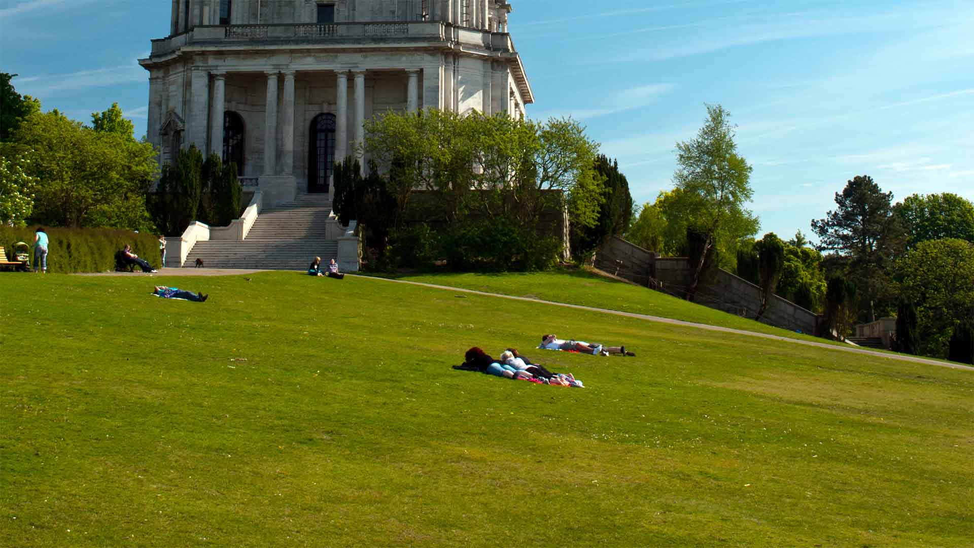 Parkgoers enjoying the sunshine in Williamson Park