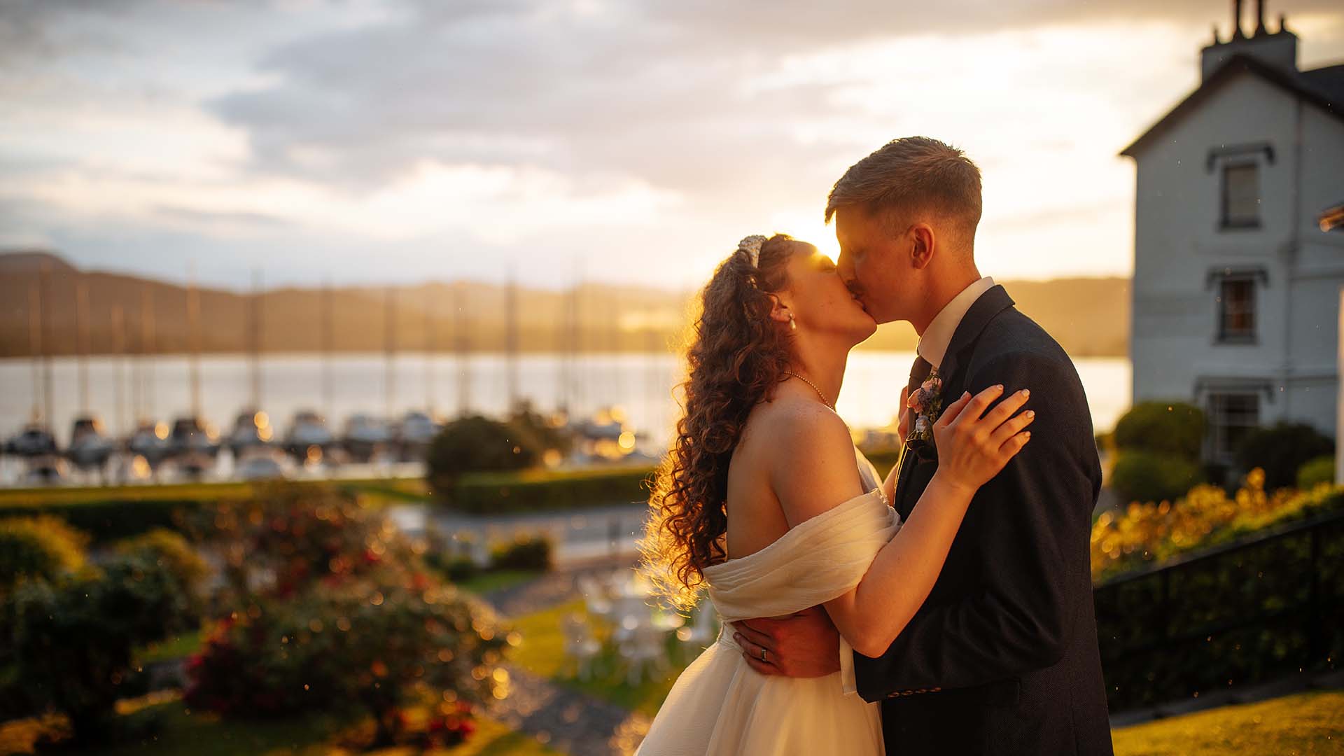 Harry and Jemima kiss on the steps of the gallery lounge