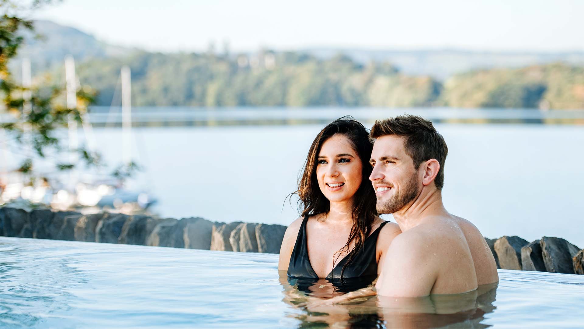 Couple in the infinitiy pool