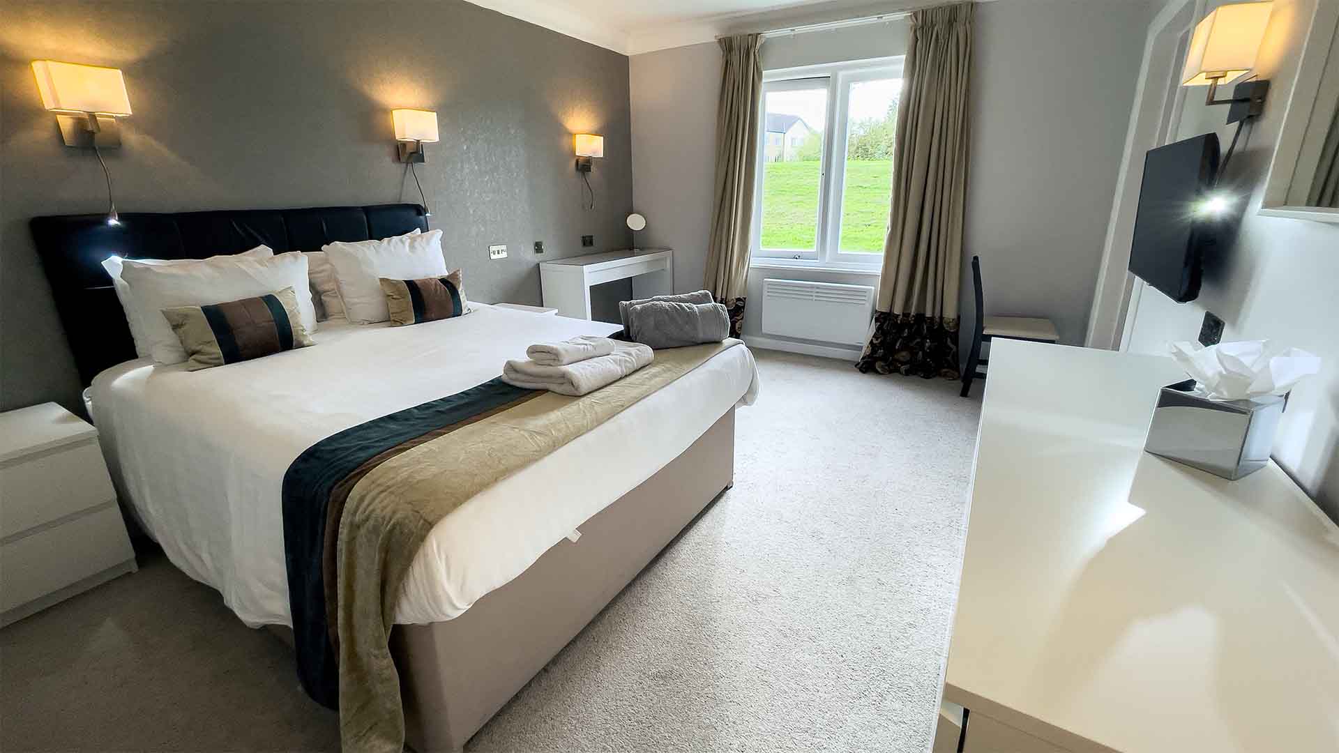One Bedroom Apartment bed 